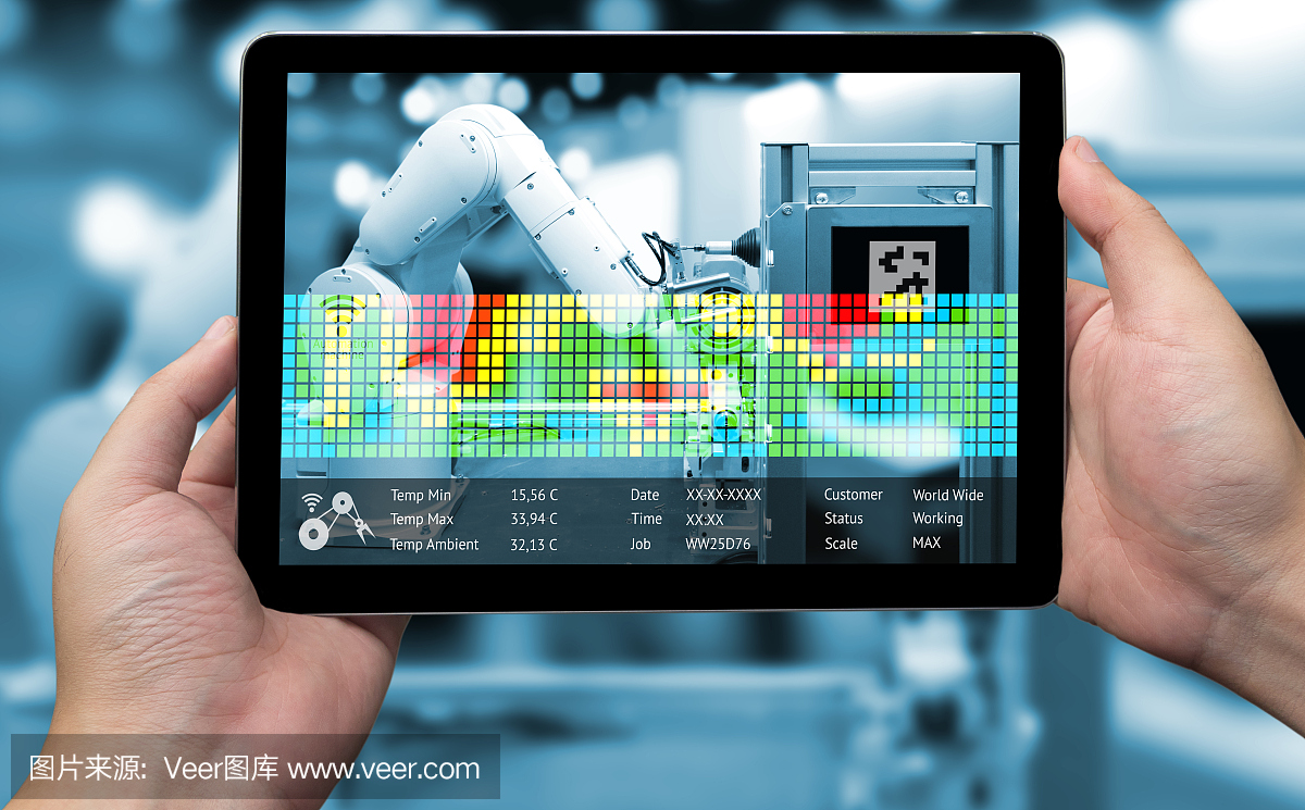 工业4.0概念,手持式平板电脑和蓝色调增强现实屏幕,配有自动无线机器人手臂,用于智能工厂模糊背景下的温度测量软件